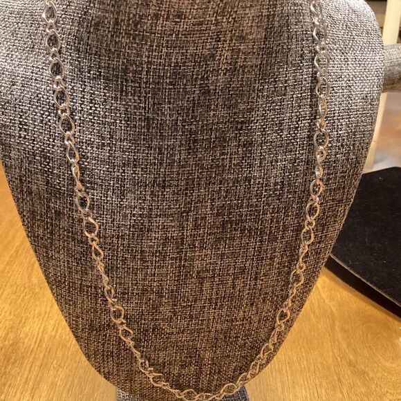 NWOT. Silvertone Oval and Round Twisted Link Necklace 24” - Picture 4 of 5